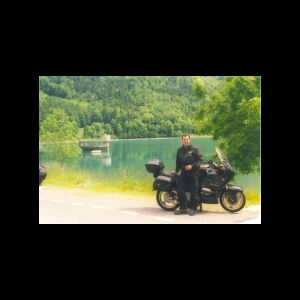 Leon and his bike at the 
Kl&ouml;ntaler See.