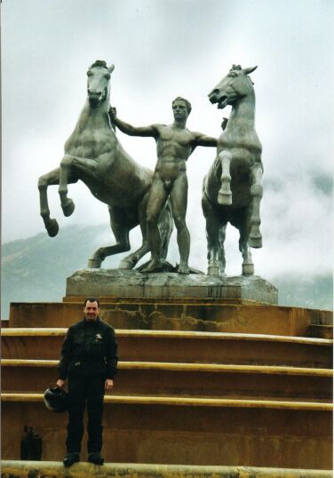 Leon at the horse statue.
