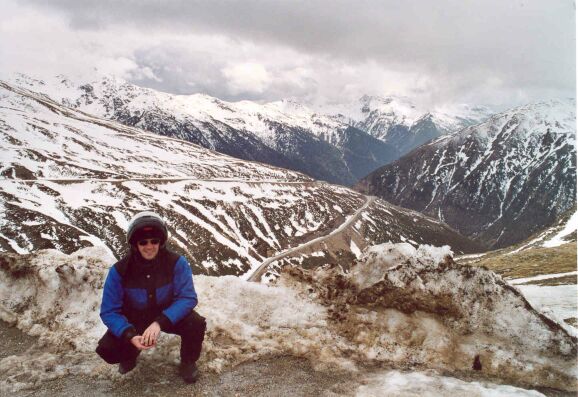 Leon at the roadside snow at Penser
Joch (Passo di Pennes).