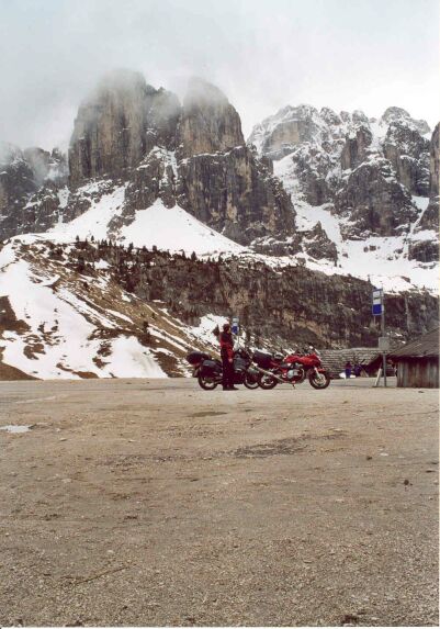 Mark at the Gr&ouml;dner Joch (Passo di
Gardena).