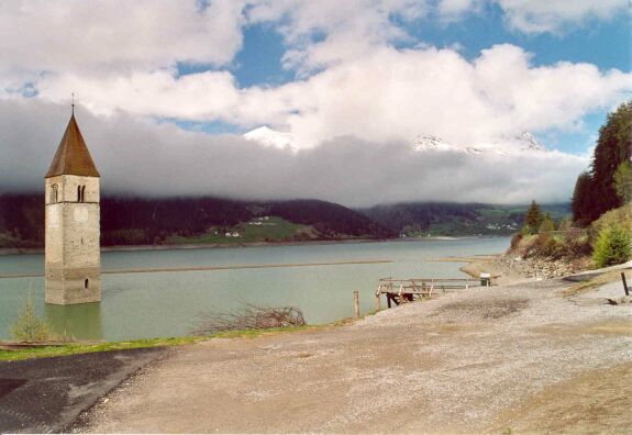 This church is the only sign of an
(intentionally) flooded village in the Reschen See/Lago di Resia.