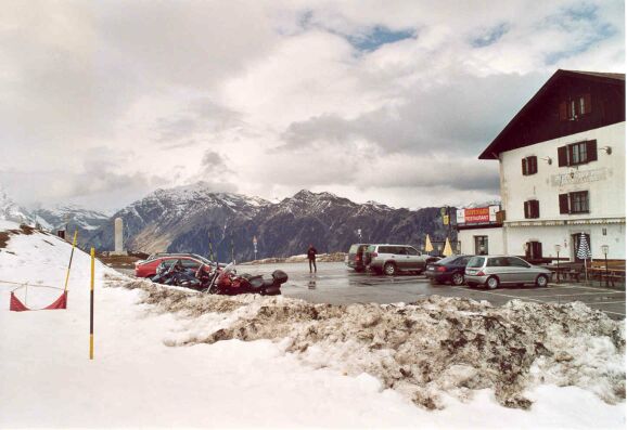 Our lunch stop after the Jaufenpass (Passo di
Monte Giovo). Try to spot Zoeki between all the BMWs :).