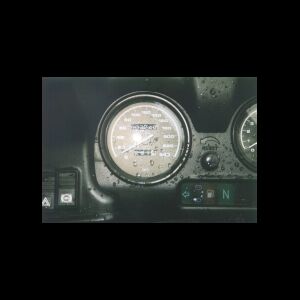 Yep, the dashboard gets wet
while driving. Didn't expect that. Notice the 281km; My magna would only run
160km on 1 tank. This bike rules with its 26 liter capacity.