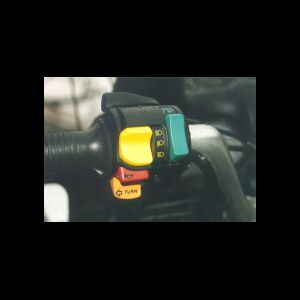 Left handlebar. Choke
(black), Windshield adjust (green), BIG lights (up for blinking, down for
steady) (yellow), Horn (red), Turn signal left.