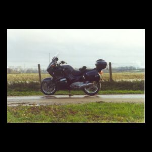 Full side view. Taken at the Maas
near Venlo. Have to remind myself to take the key from the top-case and
remove my gloves from the bike next time I take a photo....