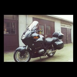 Front view. Just rode it home, so it
is still shiny (I hate to wash). Already recolourizing of the exhaust near
the cilinder.