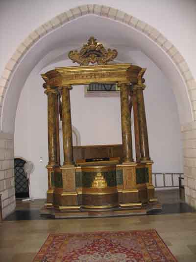 This bimah is located in the Istanbuli symnagogue, So called because it was used by Jews who had originated in Istanbul