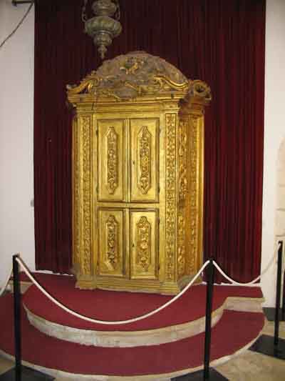 This synagogue like some others on this page was rnovated in 1968 after the Jewish Quarter once again came under Jewish control.