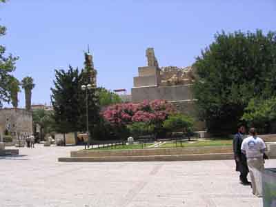 Rabbi Jossi the Pious came to establish a Jewish community here in 1700 with about 300 Ashkenazi Jews. Most were killed in masacres in 1720