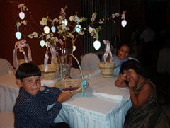Ni&ntilde;os en banquete pascual