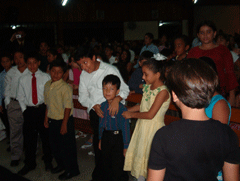 Ni&ntilde;os  cantando.