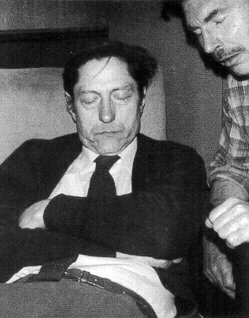 Jeremy Brett KÉPEK, FOTÓK - Page 9 SHbkSleepyPhotoByBrett