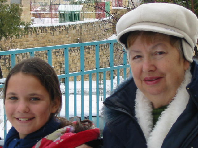 galya_dina_snow_0248.jpg (64826 bytes)