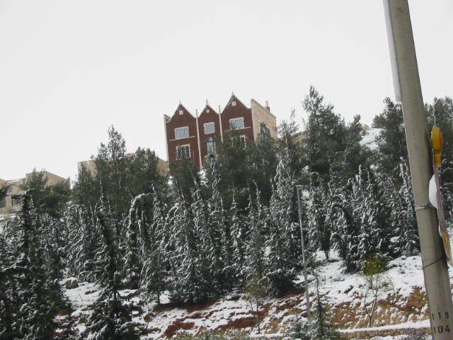 snow_house_0266.jpg (68474 bytes)