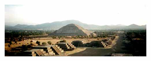 Pir�mide del Sol desde la Pir�mide de la Luna...