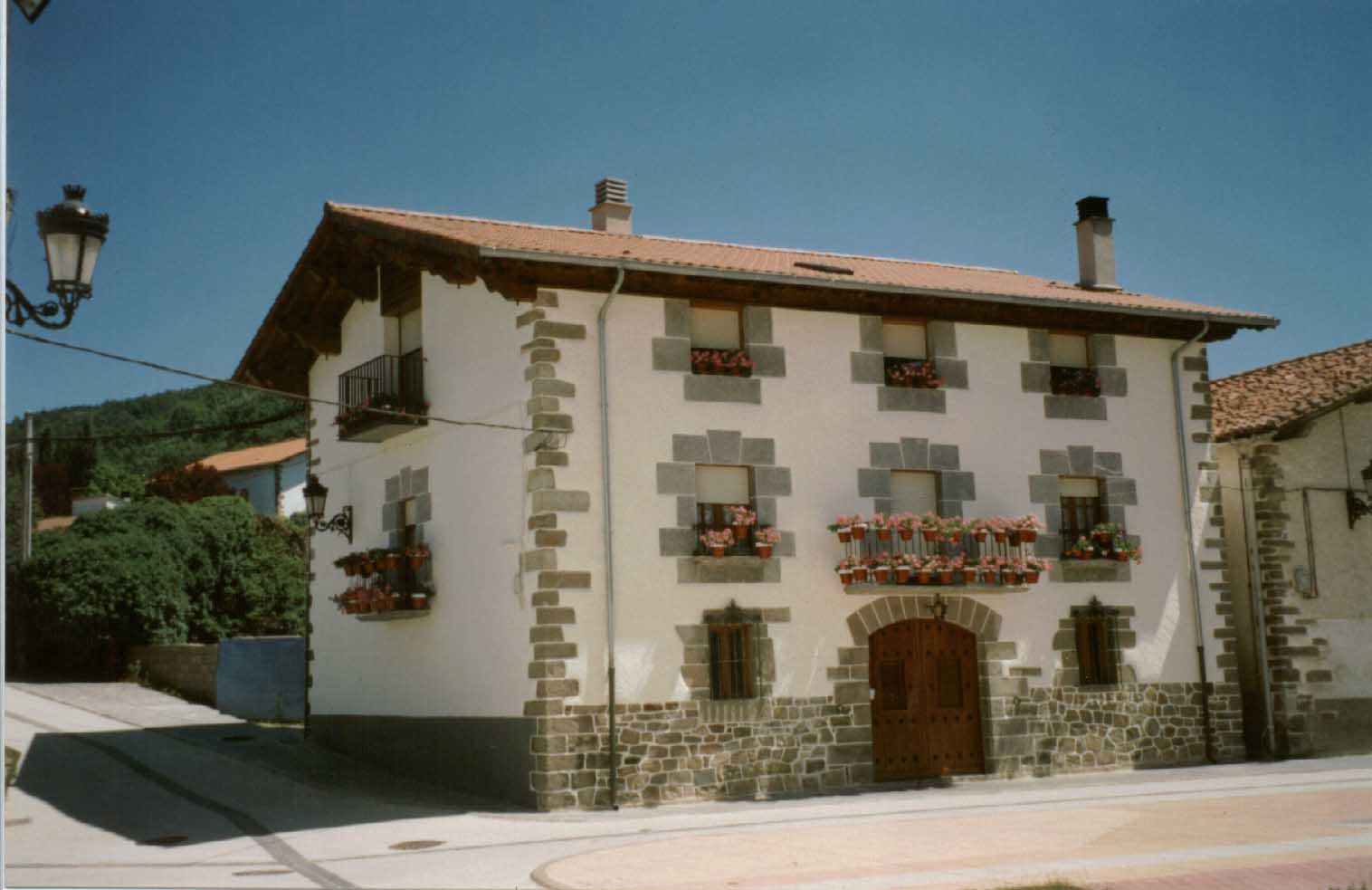 S030-zubiri-casa.jpg (82997 bytes)
