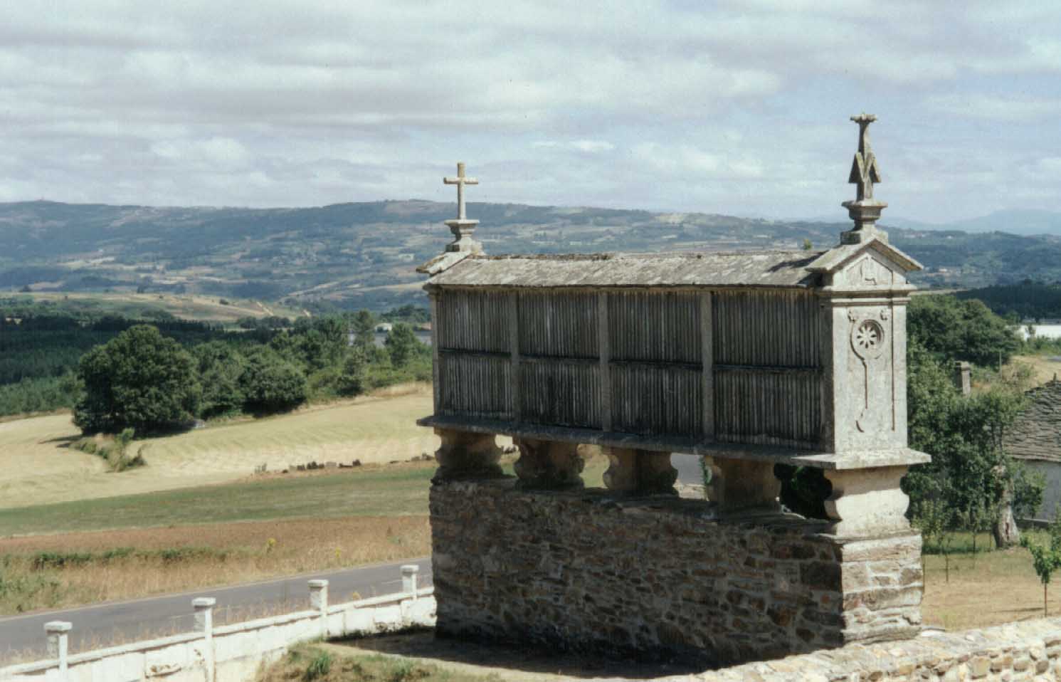 S210-Horreo-Gonzar.jpg (98523 bytes)