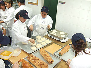 Estudiantes hirviendo Bagels antes de hornearlos
