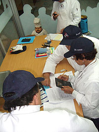Estudiantes calculando sus formulas panaderas