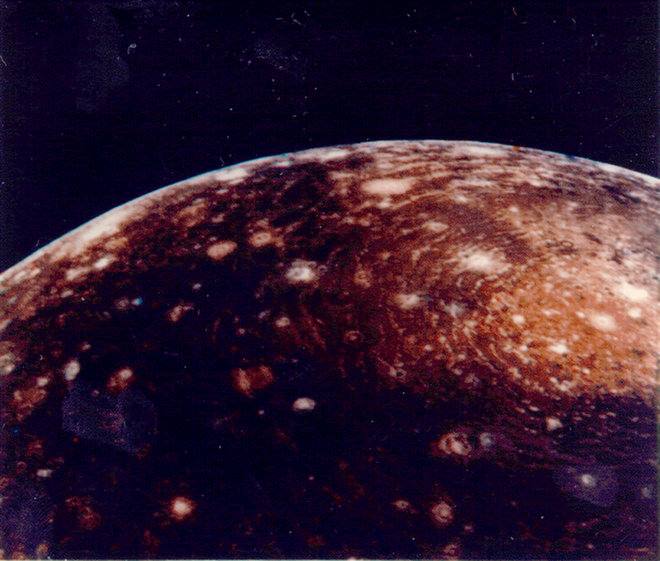 Voyager 1 image of Jupiter's moon Callisto from a distance of 350,000 km. Voyager 1 image of Jupiter's moon Callisto from a distance of 350,000 km.