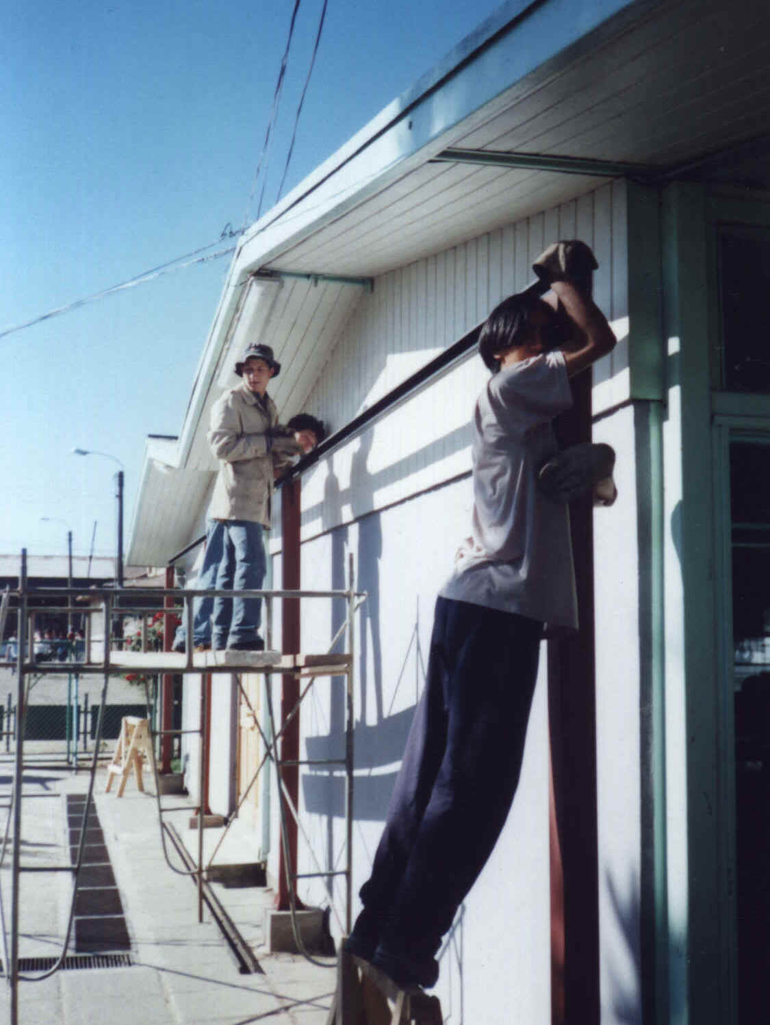 Alumnos �rea Tecnico-Profesional trabajan en la construcci�n de Hall de ingreso al Liceo