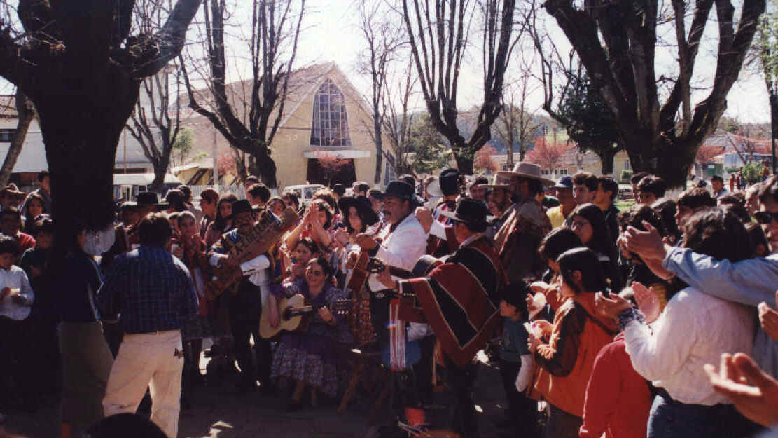Conjunto Villa Coelemu actuando en Plaza de Armas
