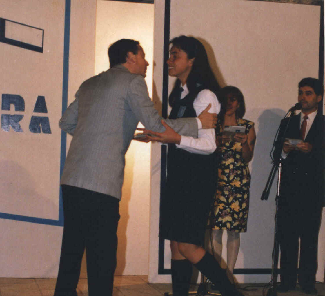 Ex_Alcalde Alfonso Gundelach Silva entrega premio Muncipalidad a alumna Carla Castillo Nova