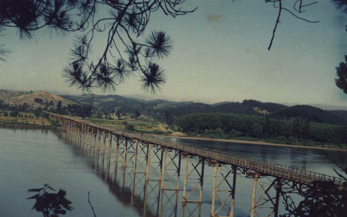 El r�o Itata y su puente viejo: una imagen del pasado