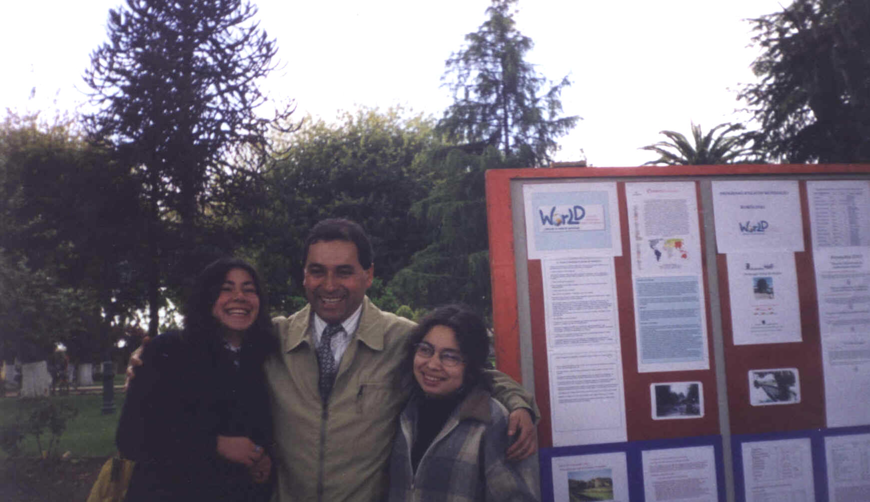 Profesor Nelson Zapata con alumnas del Cuarto A�o N.Z. participantes en proyecto