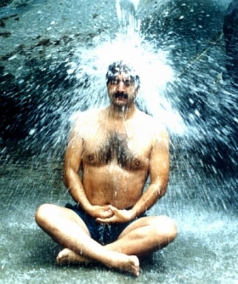 El Maestro en acci�n, meditando bajo el agua...