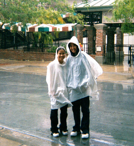 Meeh and Phuong.. out in the rain.. yes... we actually went to knotts when it rained