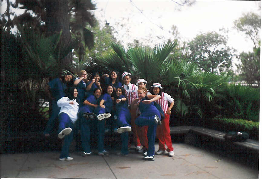 We are kungfu fighting.. haha.. rrrite... the ppl in red are from Bolsa.. love their outfit...it's creative