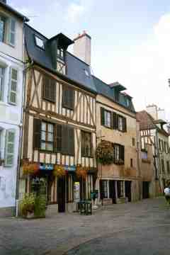 Auxerre6Resized.jpg (8378 bytes)