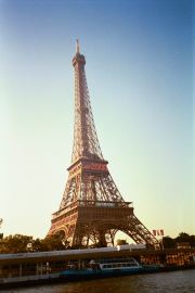 EiffelTowerAn2000Resized.jpg (8120 bytes)