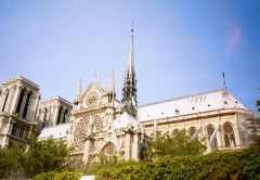 NotreDameCropped.jpg (10115 bytes)