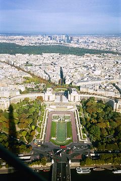 ViewFromEiffelTowerNorthResized.jpg (30697 bytes)
