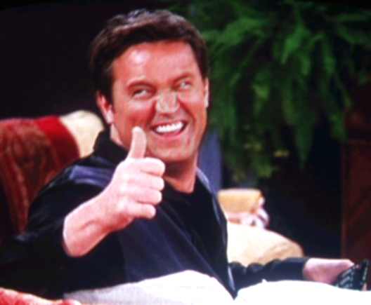 Chandler holding up his thumb to Phoebe at "TOW the Rumor" (Brad Pitt Guest)