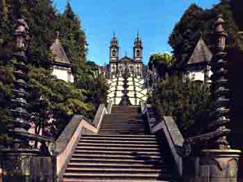 From the religious north of Portugal, rich in ancient monuments made of granite, to the white-washed houses of the south with long, warm and sandy beaches, you discover a lot of different elements to bring you a great tour of Portugal.
