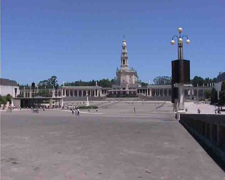 Fatima tours - This vast square is full with pilgrims in the most significant dates.
