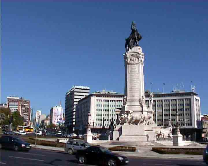 Portugal pictures - Pombal square in Lisbon is between the ancient section and the new town