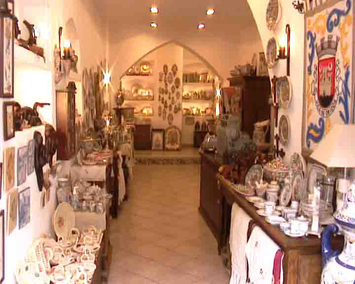 Fatima tours - In Obidos you find many different items of handicraft in the many shops available.