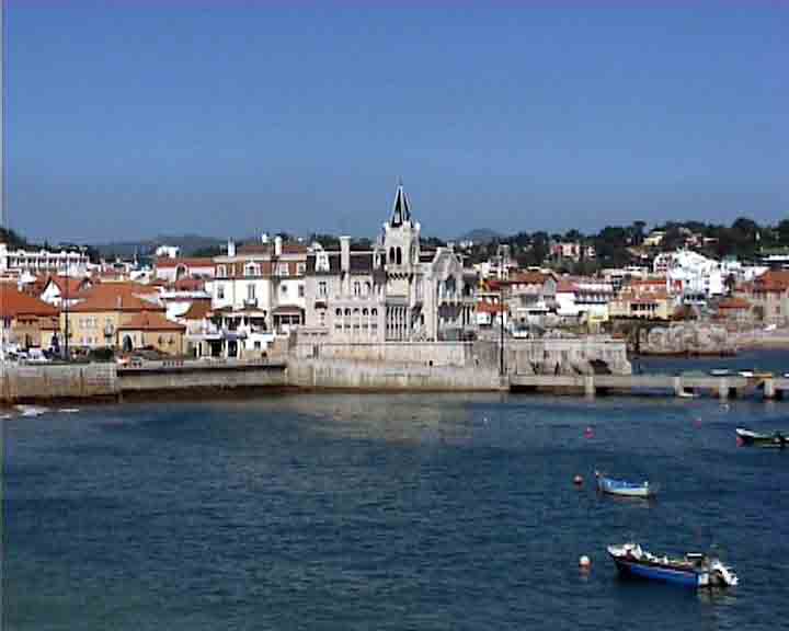 Lisbon sightseeing tours - In Cascais, bathers swim near noble palaces.