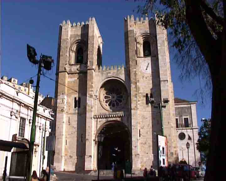 Lisbon tours - Lisbon Cathedral is the oldest Christian temple in this city and can be seen in Lisbon private tours.
