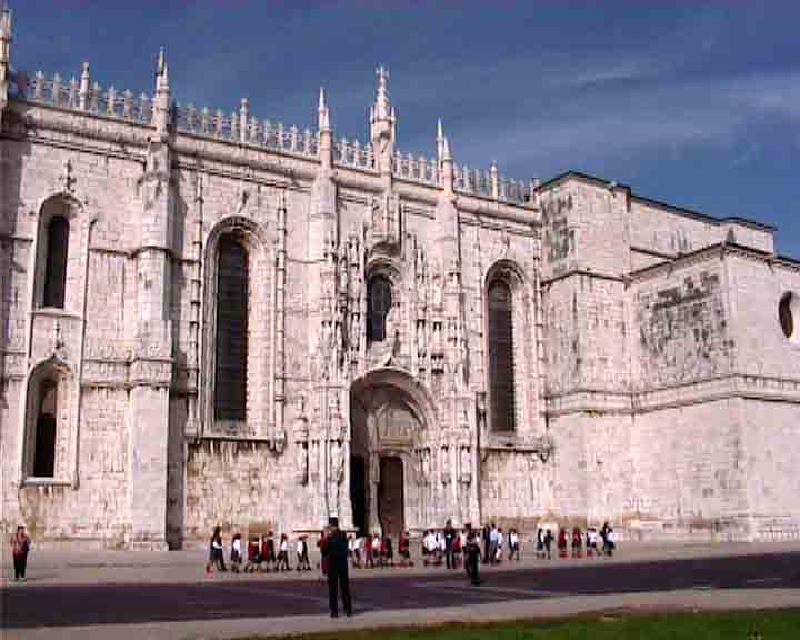 Lisbon sightseeing tours - This beautiful monastery in Lisbon is related to the portuguese discoveries.