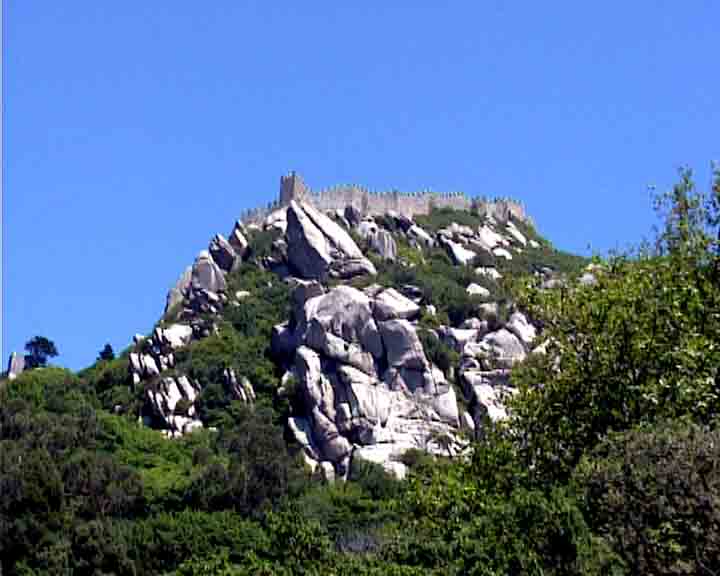 Built by the moors at the top of the granitic moutain of Sintra. Tours of Lisbon. Lisbon sightseeing tours and many guided excursions and tours in Portugal. Deluxe tours and cheap prices.