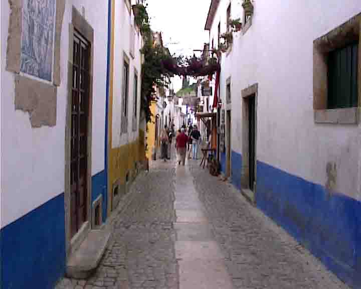 Fatima tours - In the middle of the main street in Obidos there is a corridor without holes mainly designed for ladies with high heel shoes.