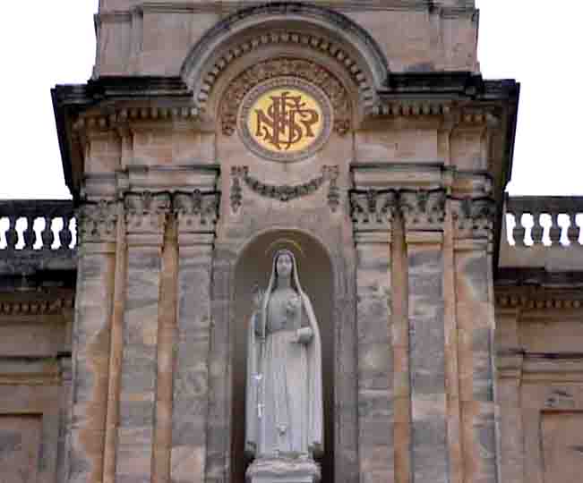 Fatima tour - It has a 65 meters high tower. Below, the statue of Our Lady of Fatima.