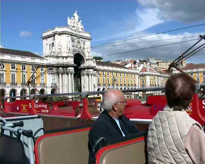 Um dos mais apurados filmes com as melhores fotos dos monumentos, pal�cios, igrejas, museus, praias e costa. Una pelicula de los recorridos de Lisboa.