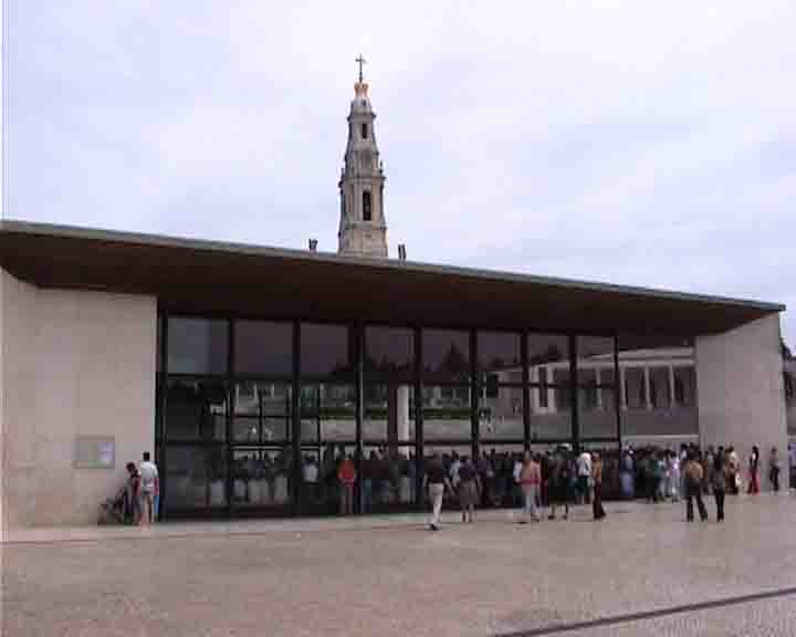 Fatima tour - "in the last apparition, the Virgin asked the shepherds that a chapel should be built on the place of the apparitions...". This chapel is built on the place where Our Lady appeared at the top of a tree.