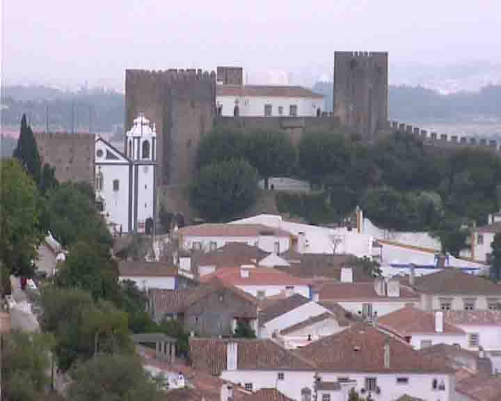 Fatima tours - The walls are of Roman and Arab origins. The walls of Obidos were begun by the Romans (round towers), continued by the Arabs (square towers).